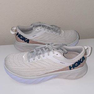 Hoka Arahi 4